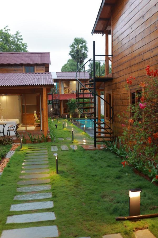 Wooden Ecr Sea Resort Pondicherry Exterior foto