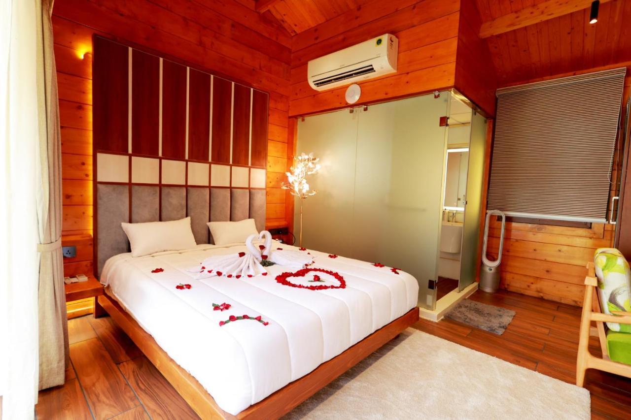 Wooden Ecr Sea Resort Pondicherry Exterior foto
