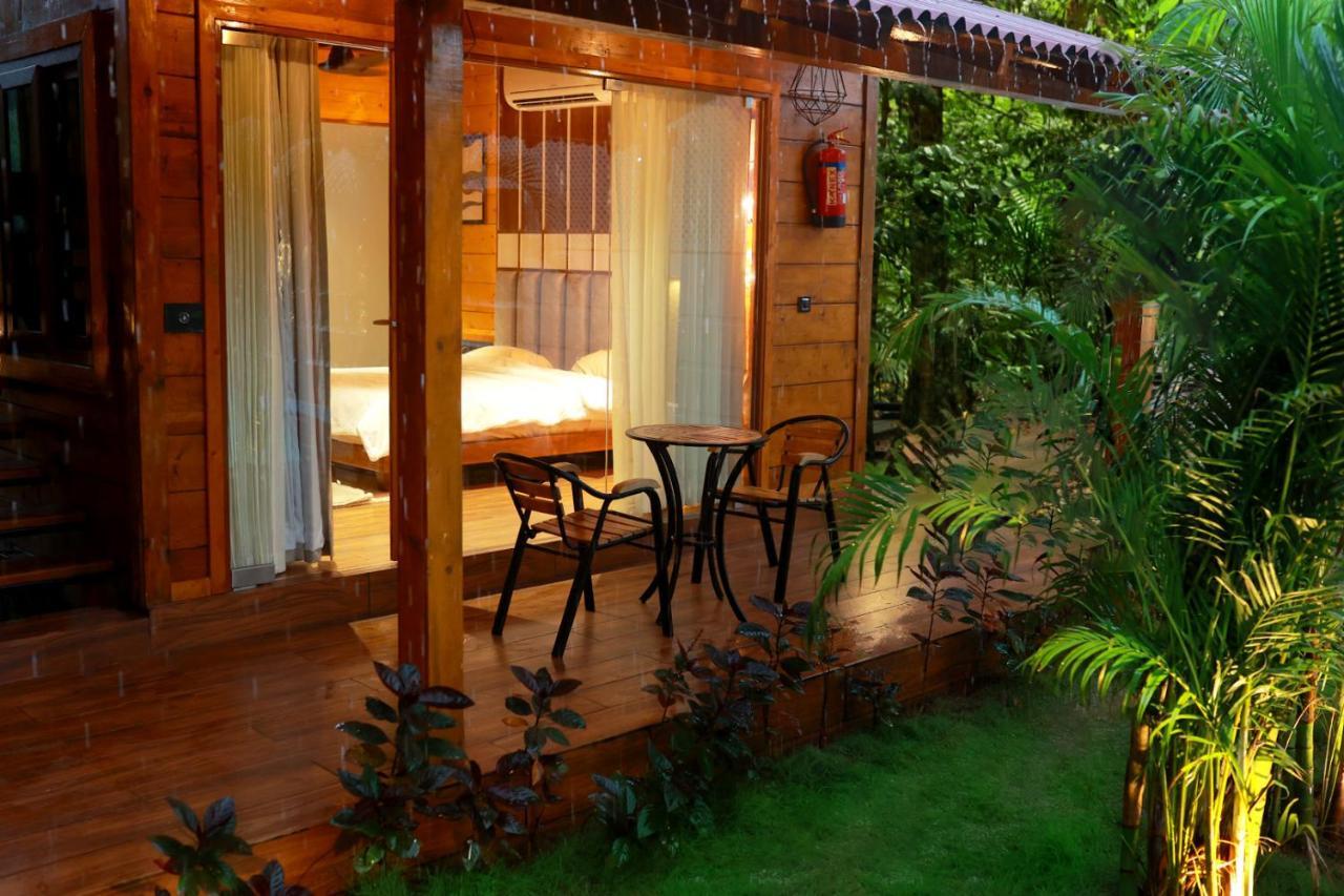 Wooden Ecr Sea Resort Pondicherry Exterior foto