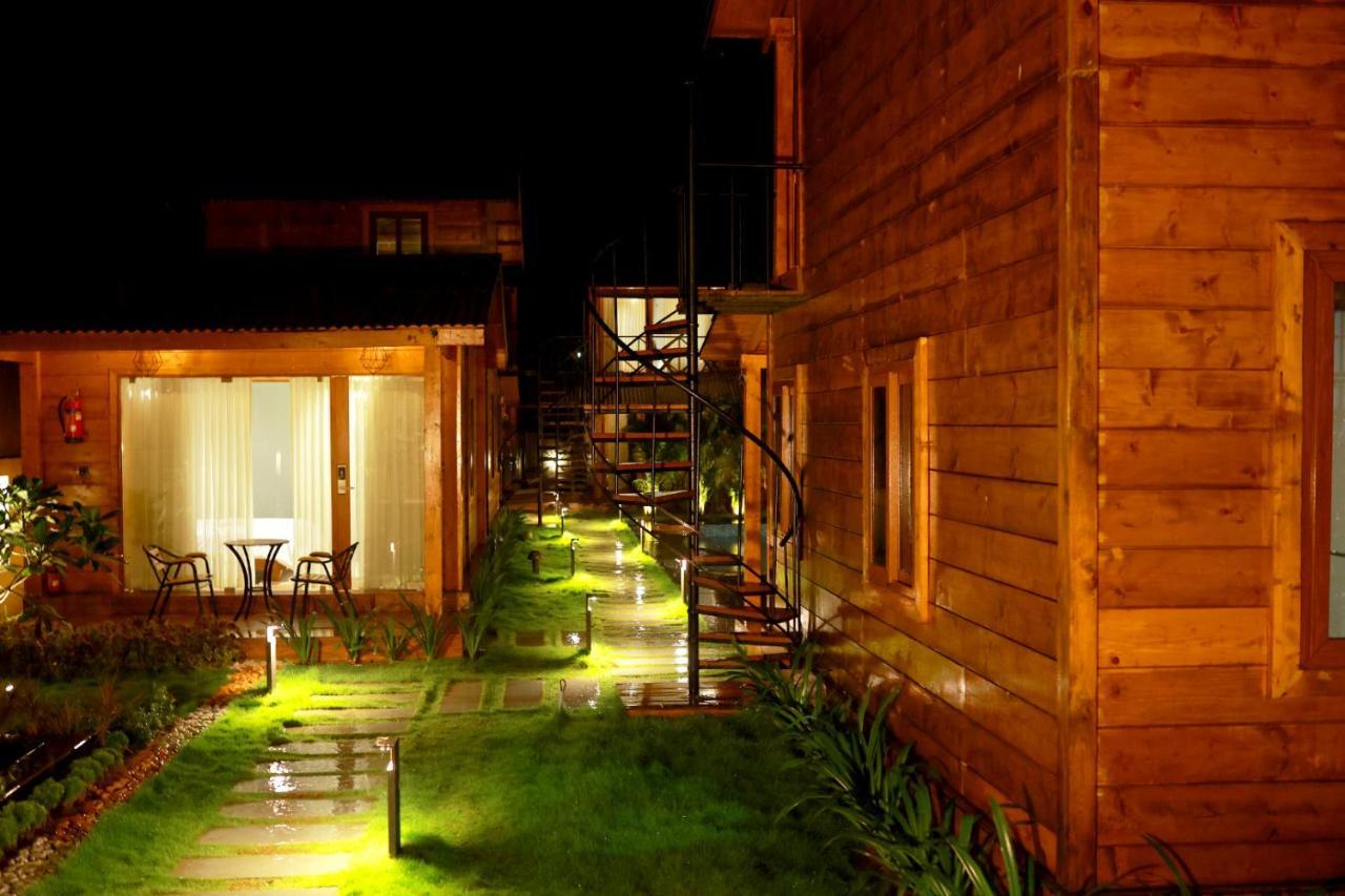 Wooden Ecr Sea Resort Pondicherry Exterior foto