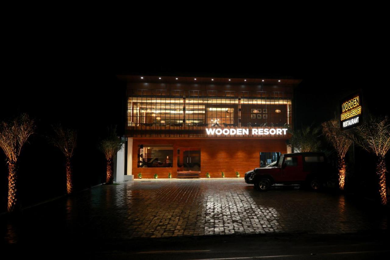 Wooden Ecr Sea Resort Pondicherry Exterior foto