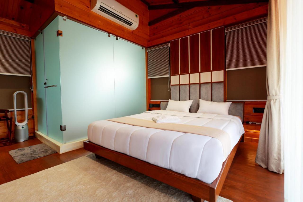 Wooden Ecr Sea Resort Pondicherry Exterior foto