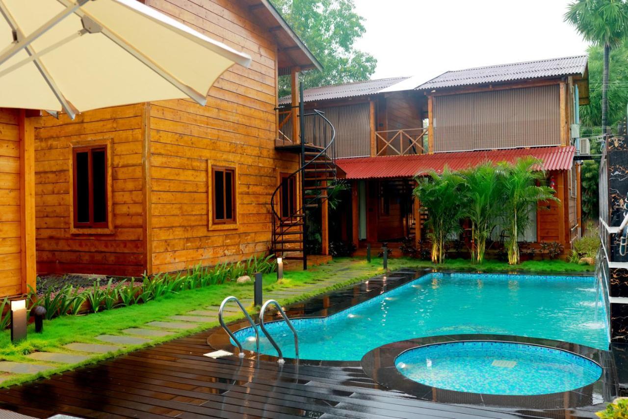 Wooden Ecr Sea Resort Pondicherry Exterior foto